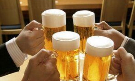 冰鎮(zhèn)啤酒別亂喝 喝酒前牢記3件事，讓你的肝更舒服