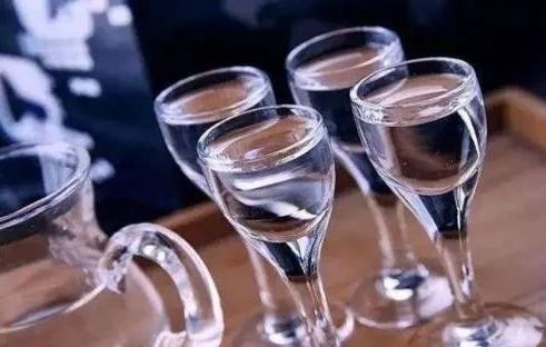 液態(tài)發(fā)酵法白酒等于酒精生產(chǎn)工藝，是真的嗎？